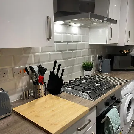 New Stylish House - Sleeps 7 - Free Parking - Contractors Welcome - Wifi Holiday home